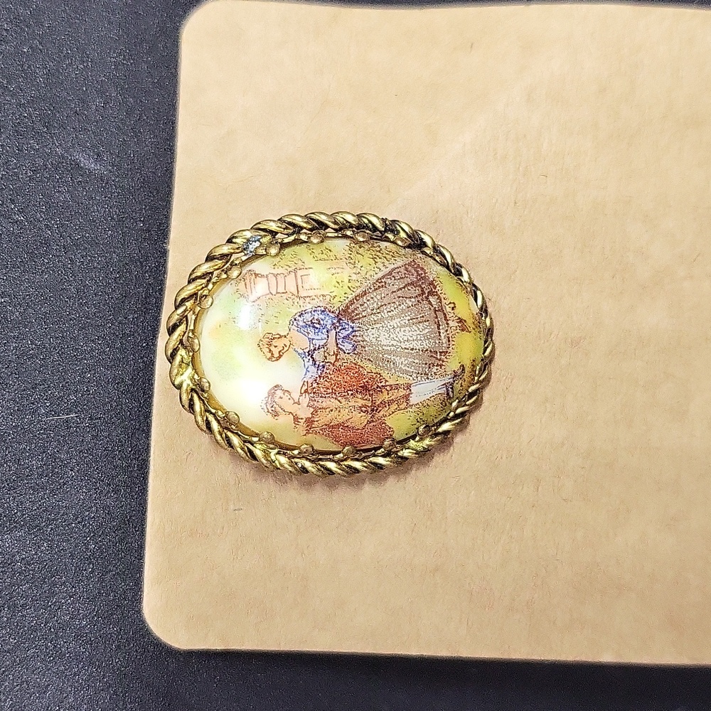 Vintage Cameo Courting Couple Romantic Victorian Woman’s Costume Brooch